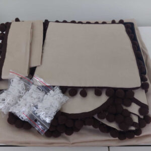 Cortinas Clássicas Bege com Bolas Castanhas