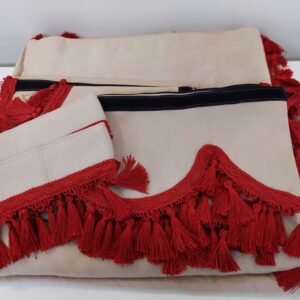 Cortinas Clássicas Bege com Triângulos Vermelhos