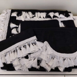 Cortinas Clássicas Pretas com Triângulos Brancos